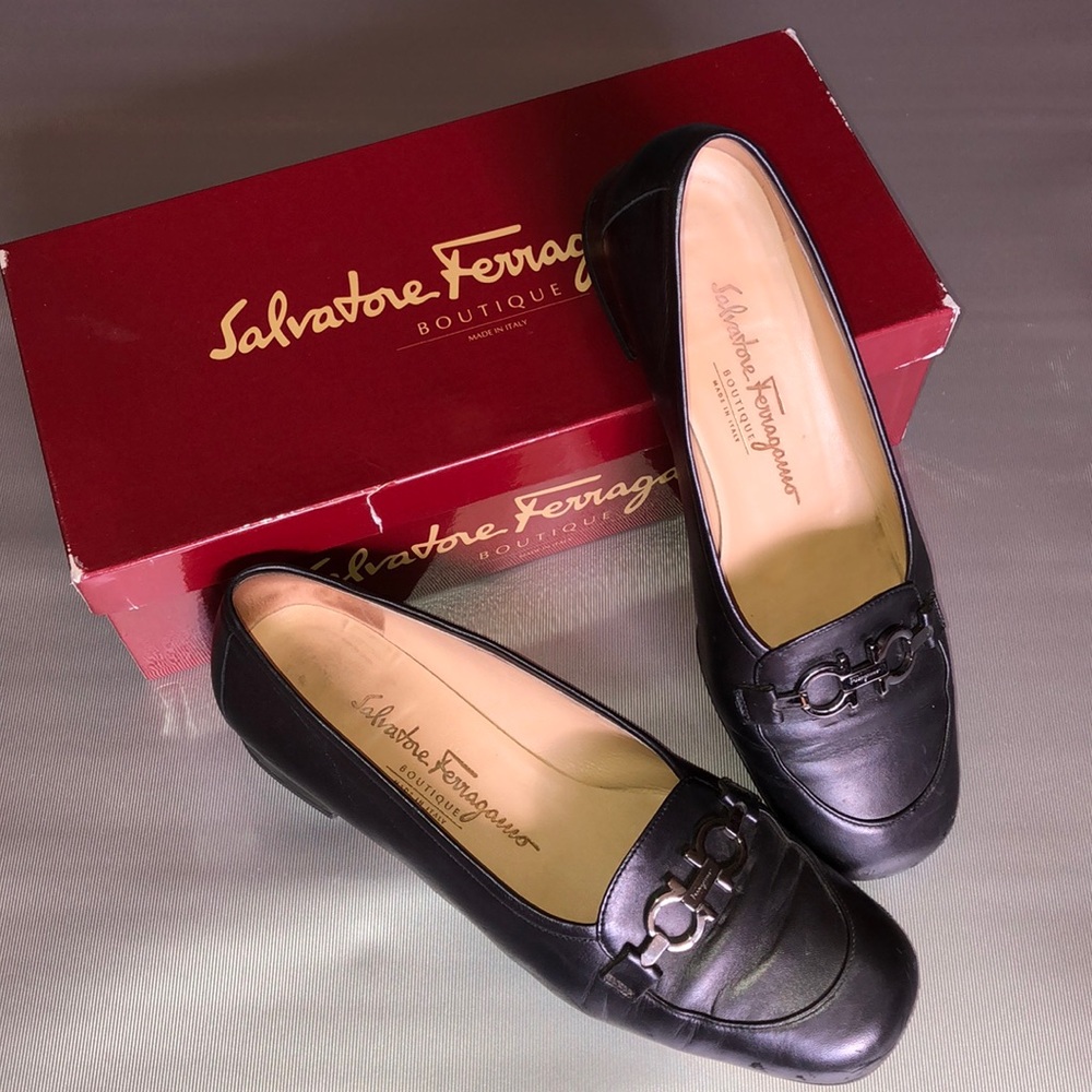 Ferragamo size 8.5 black leather School flats